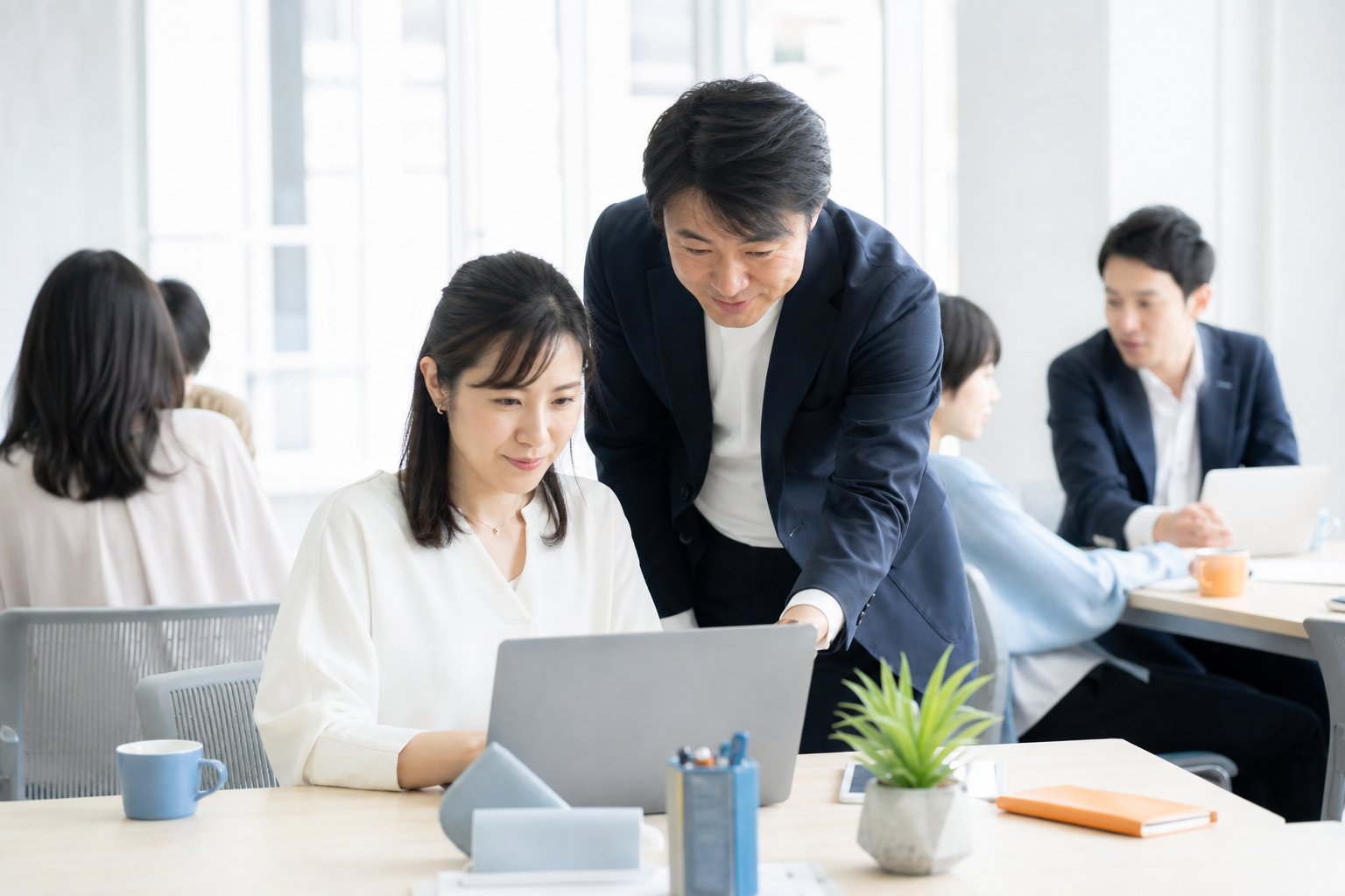生成AI研修で講師がスクリーンの前で説明している様子